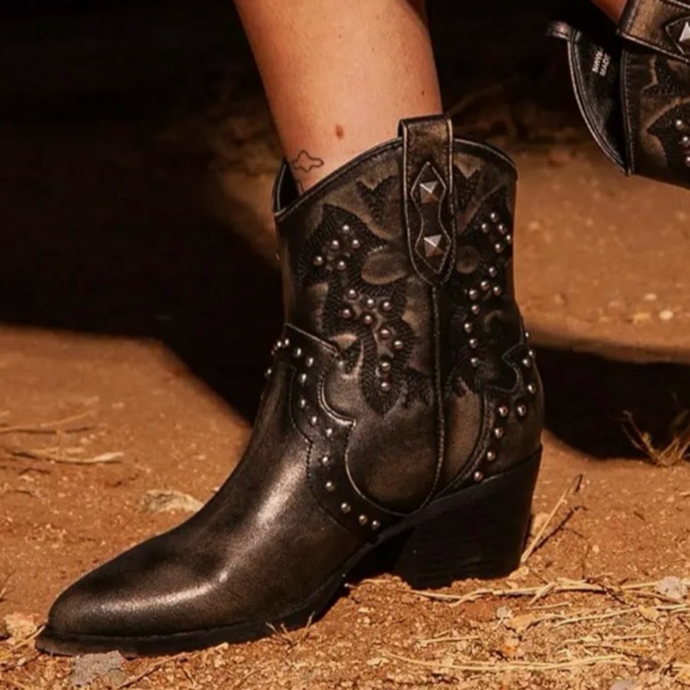 Dirty Laundry Nowhere Black Studded Ankle Boots Size 9 1/2 - Picture 2 of 11